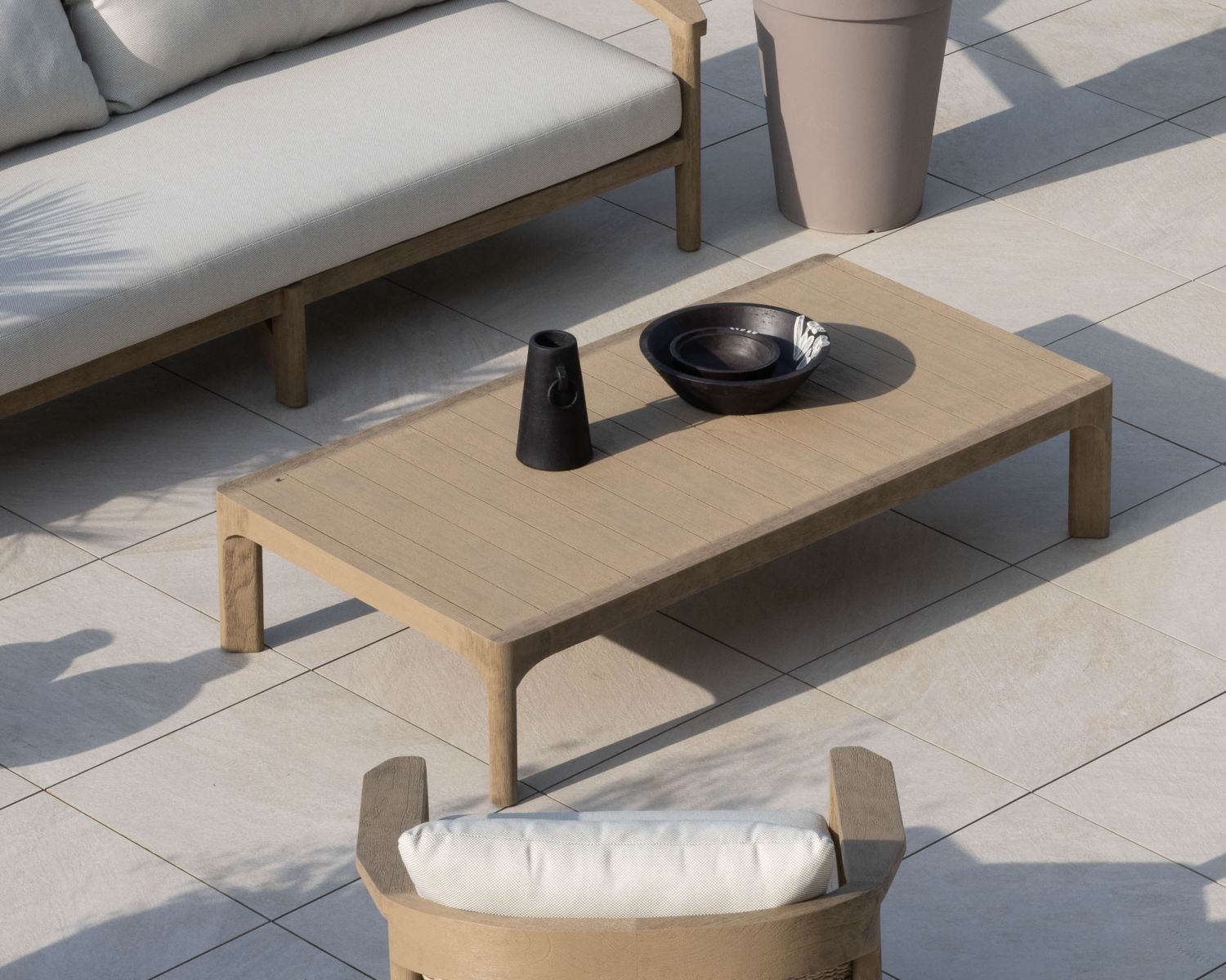 Mesa de centro para exterior con un diseño minimalista, de teca con acabado natural lijado «Verona»
