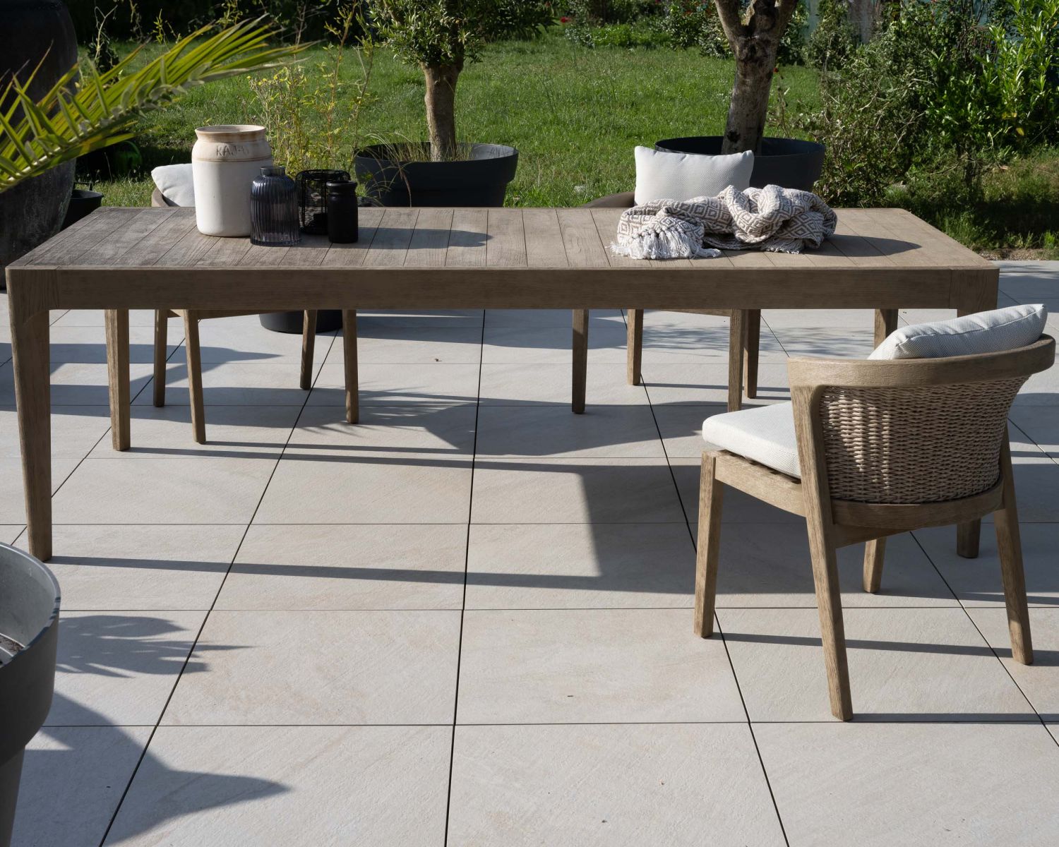 Cómoda silla de comedor de alta gama de teca lijada con cojines beige «Verona»