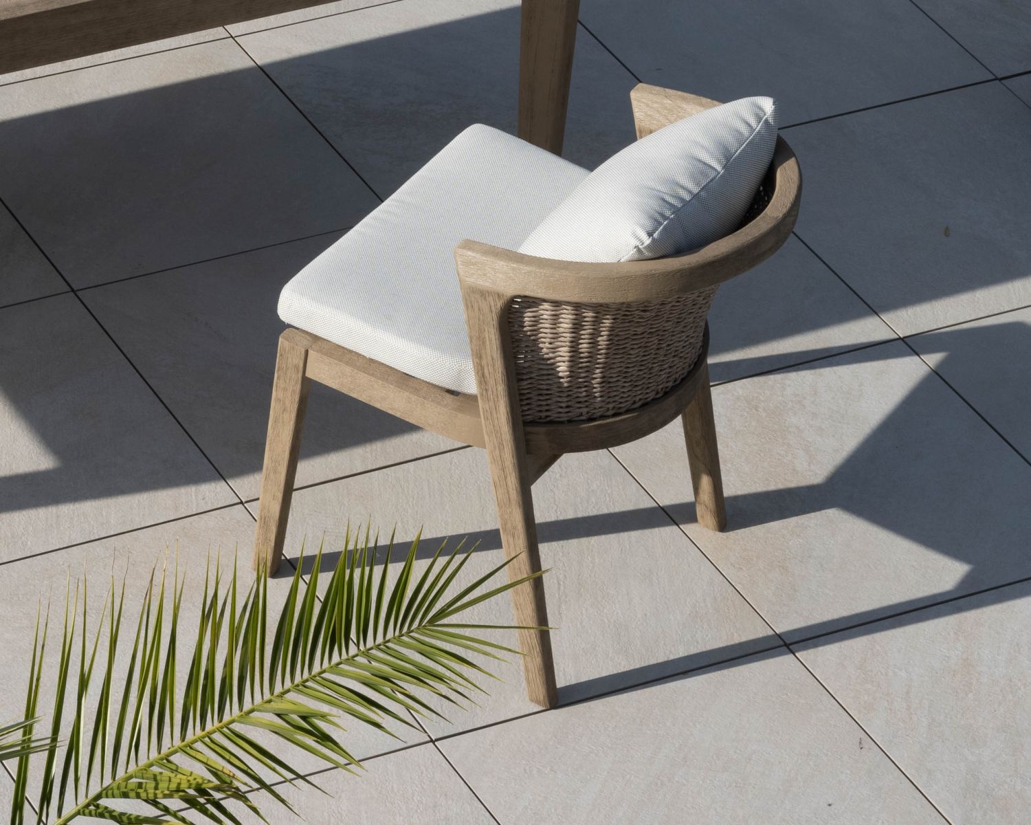 Cómoda silla de comedor de alta gama de teca lijada con cojines beige «Verona»