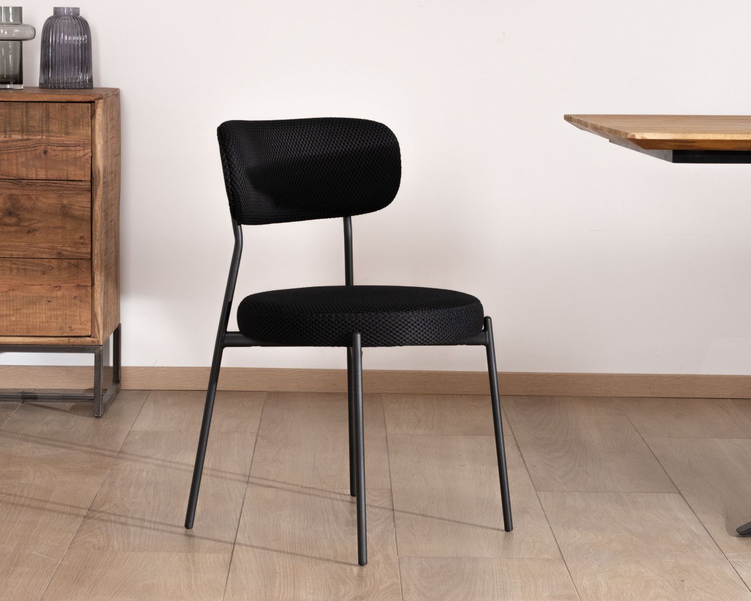 Lote de 2 sillas de comedor de estilo retro, con tapizado negro y patas de metal «Lato»
