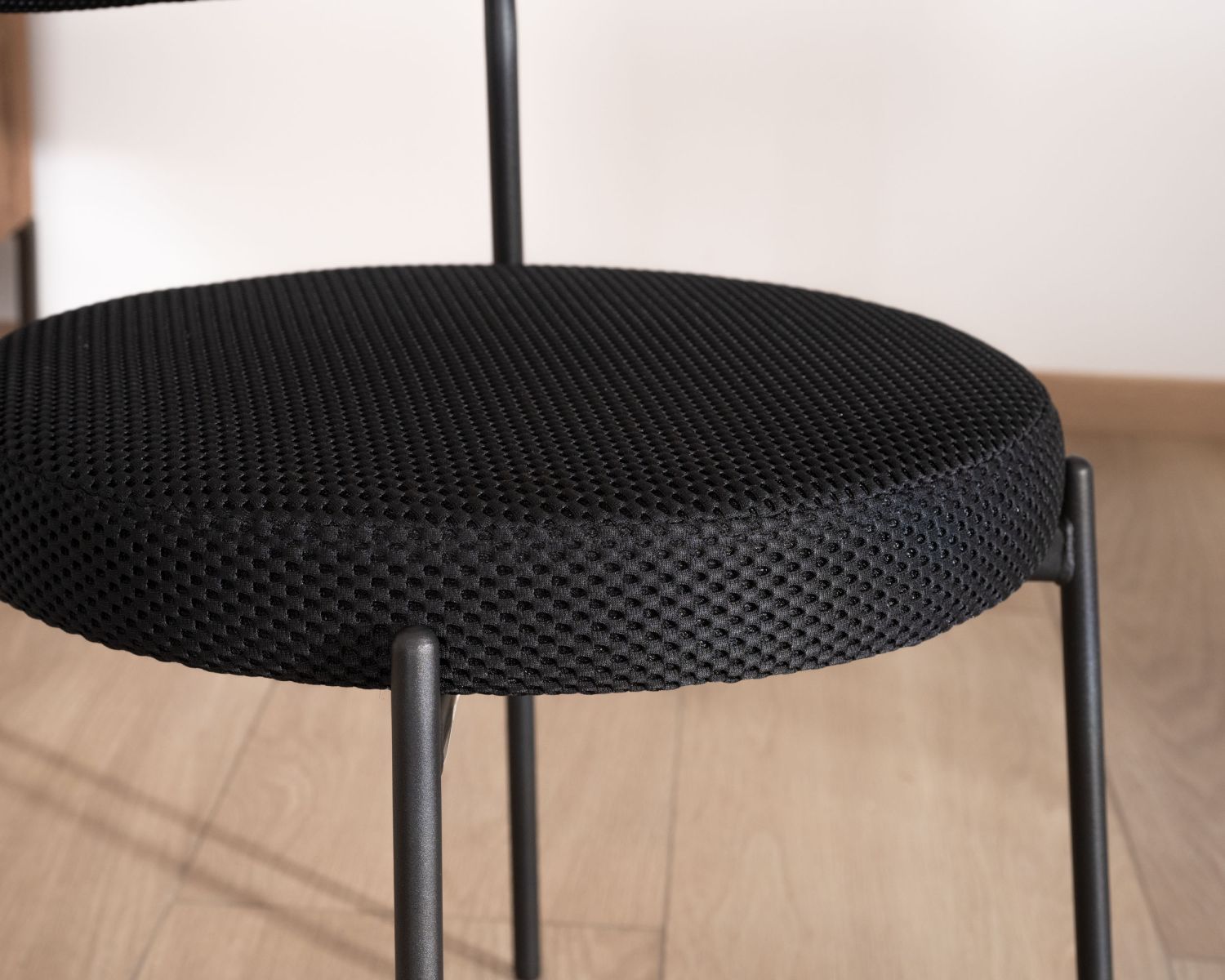 Lote de 2 sillas de comedor de estilo retro, con tapizado negro y patas de metal «Lato»