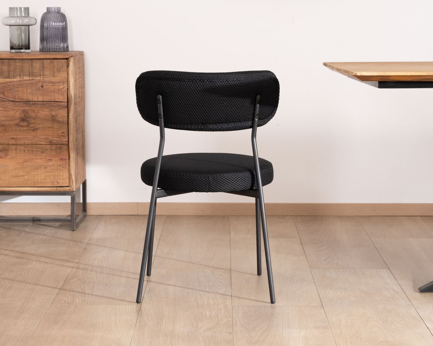 Lote de 2 sillas de comedor de estilo retro, con tapizado negro y patas de metal «Lato»