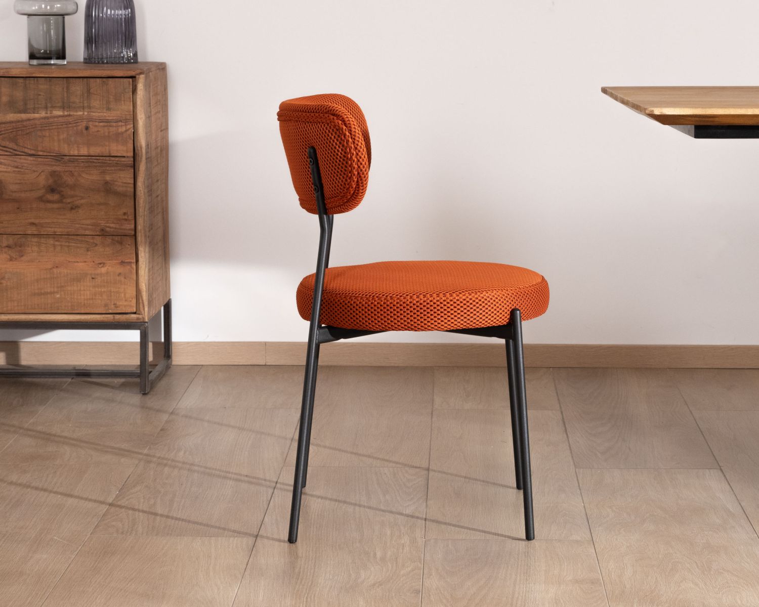 Lote de 2 sillas de comedor de tela color terracota y patas de metal de estilo retro «Lato» 