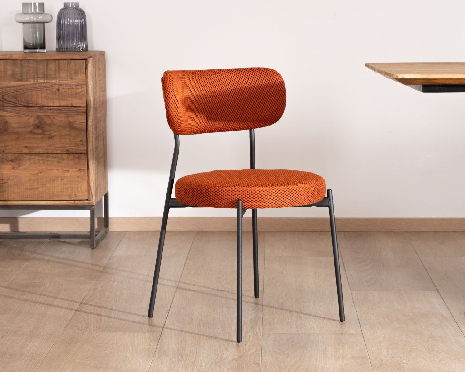 Lote de 2 sillas de comedor de tela color terracota y patas de metal de estilo retro «Lato» 