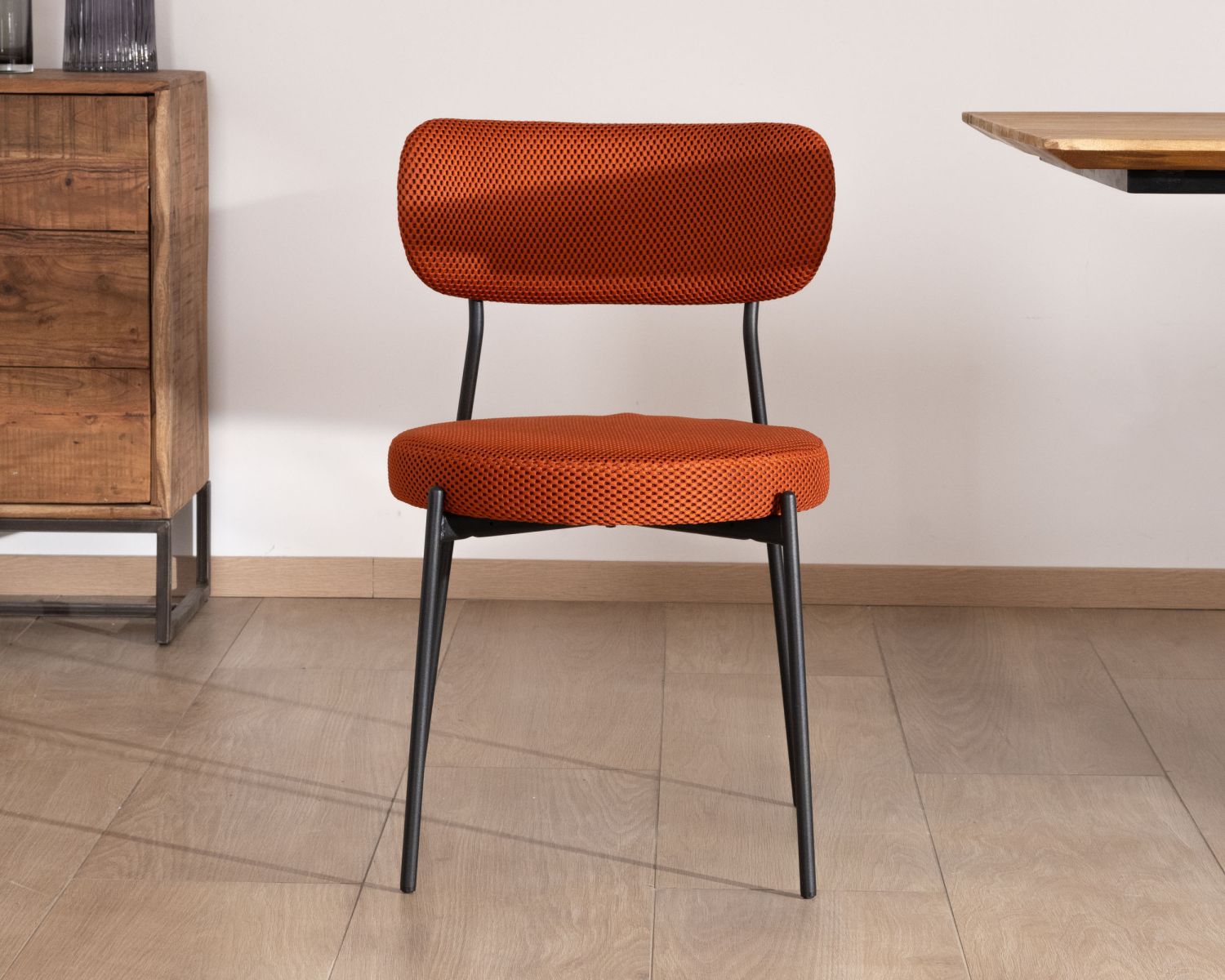 Lote de 2 sillas de comedor de tela color terracota y patas de metal de estilo retro «Lato» 