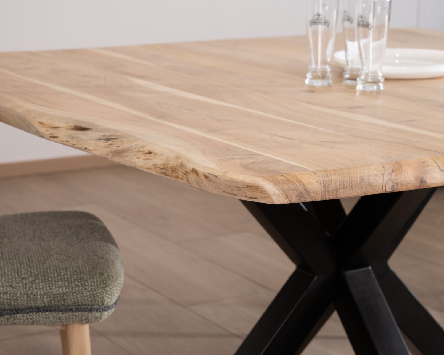 Mesa de comedor cuadrada de 120 cm de acacia con patas en forma de cruz de metal «3D» 