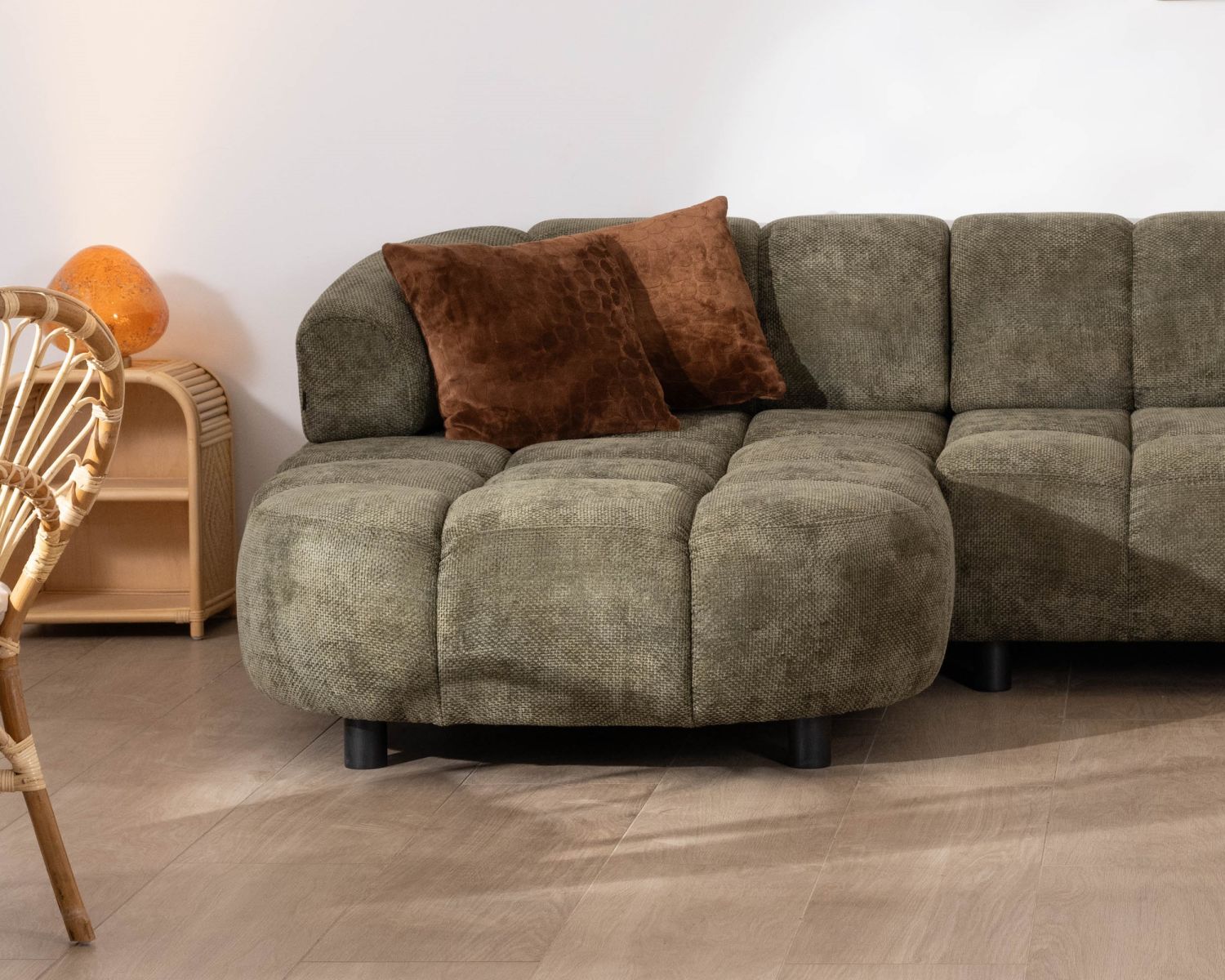 Sofá de tela verde con extensión eléctrica y chaise longue a la izquierda «Syltan»