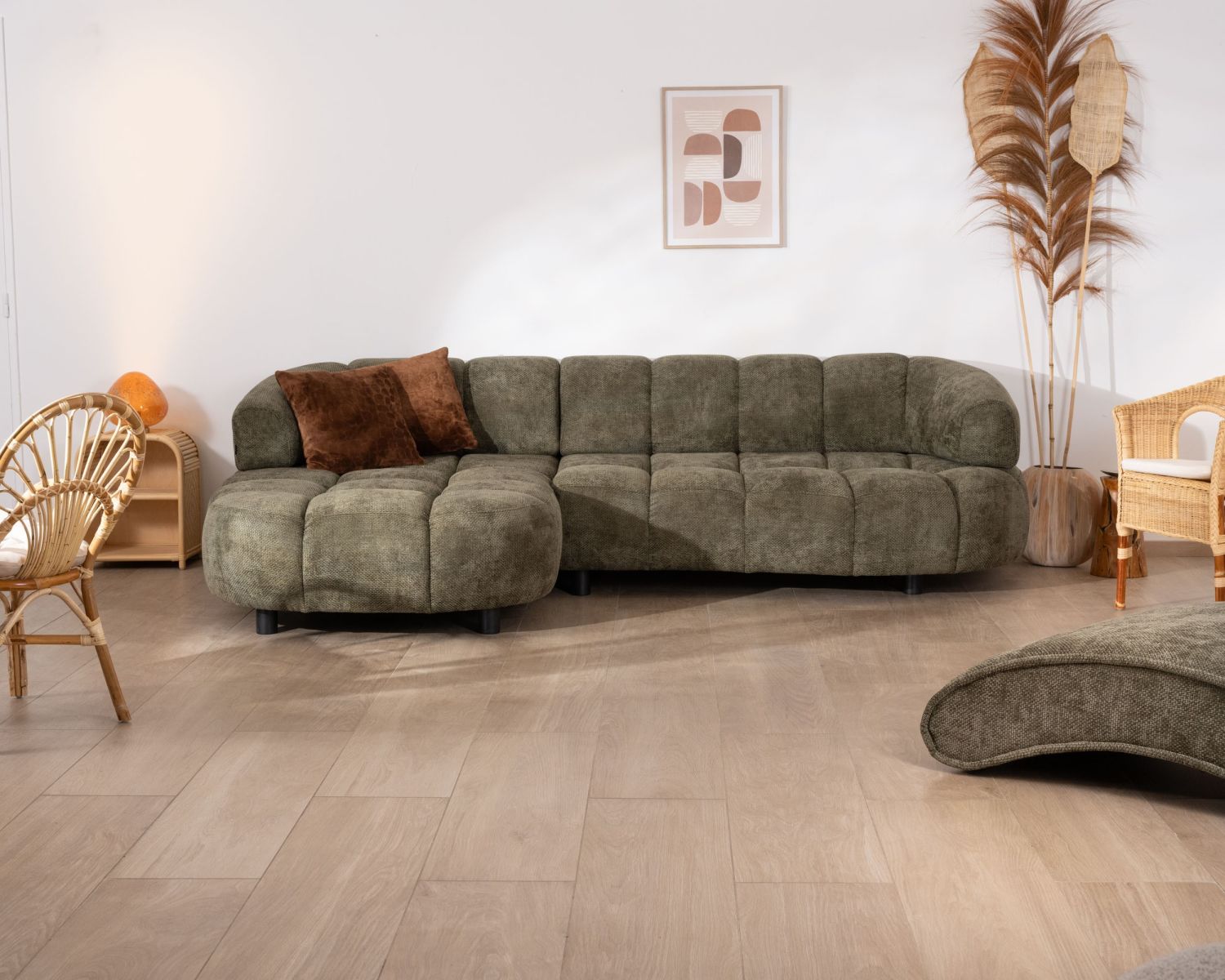 Sofá de tela verde con extensión eléctrica y chaise longue a la izquierda «Syltan»
