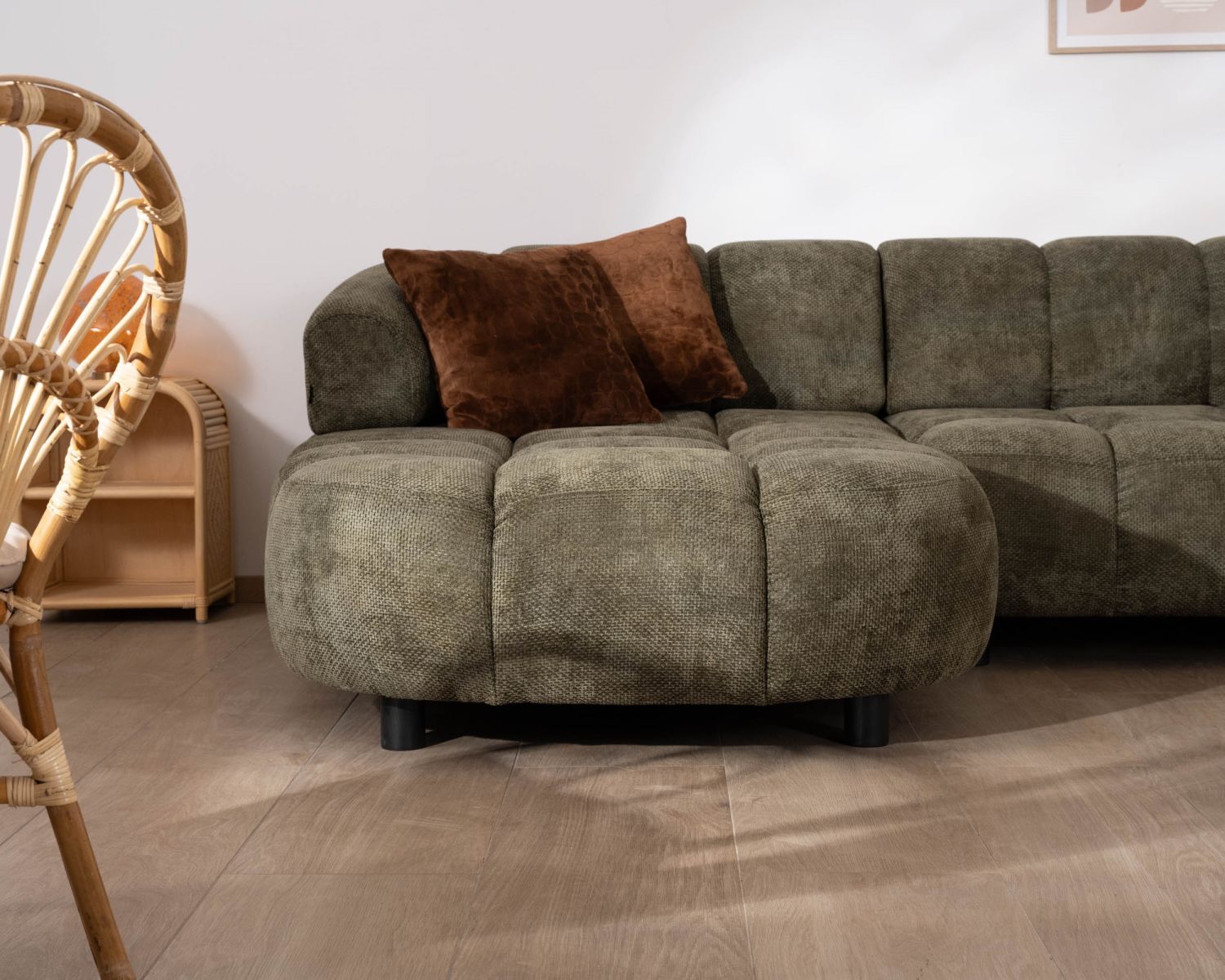 Sofá de tela verde con extensión eléctrica y chaise longue a la izquierda «Syltan»
