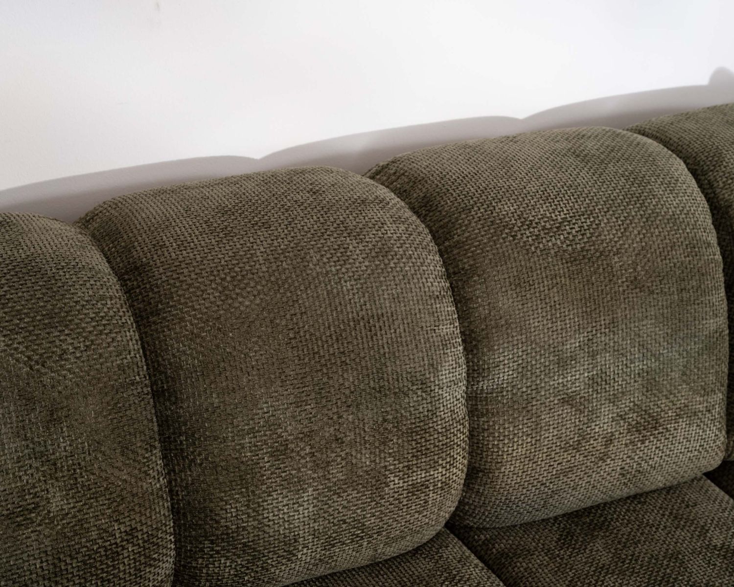 Sofá con ajuste eléctrico y chaise longue «Syltan» en tejido ultrasuave de color verde oscuro