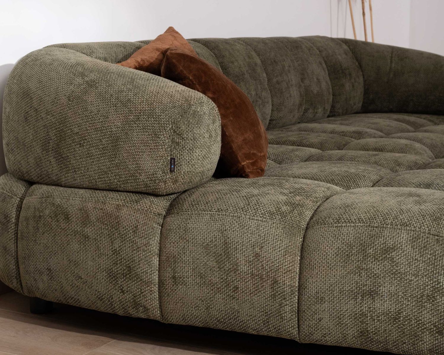 Sofá de tela verde con extensión eléctrica y chaise longue a la izquierda «Syltan»