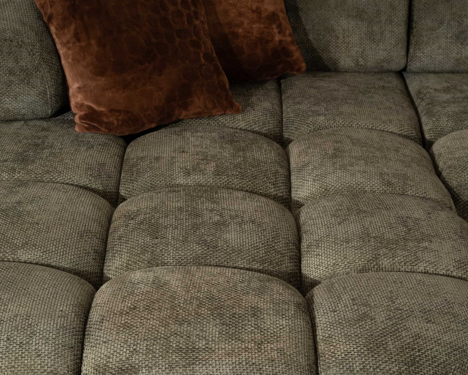 Sofá de tela verde con extensión eléctrica y chaise longue a la izquierda «Syltan»