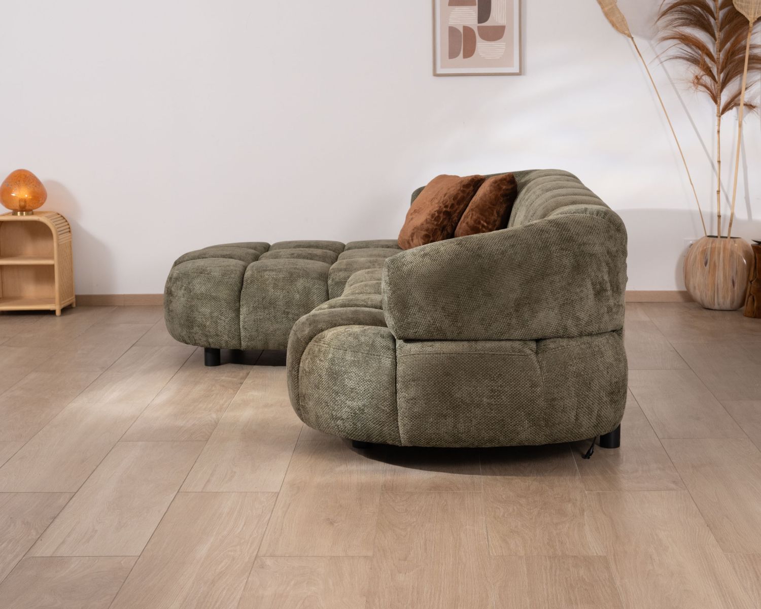 Sofá de tela verde con extensión eléctrica y chaise longue a la izquierda «Syltan»