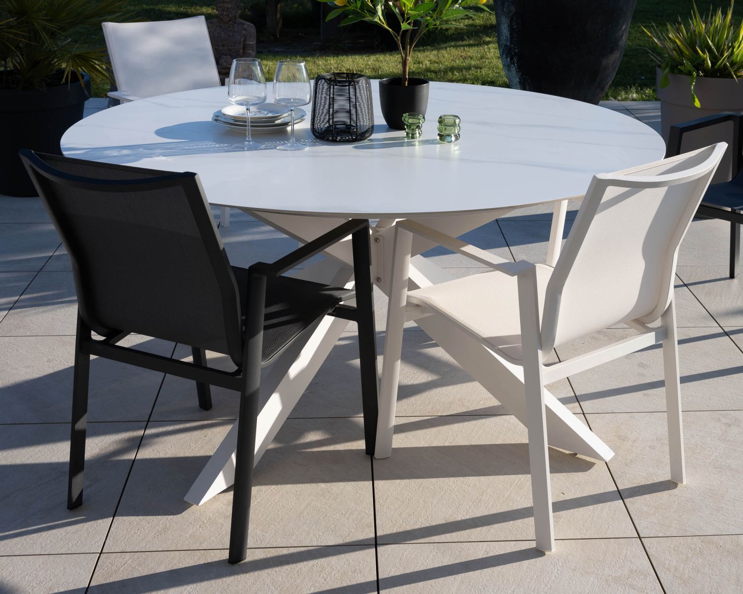 Silla de jardín blanca de diseño, fabricada en aluminio y textilene «Campobello»