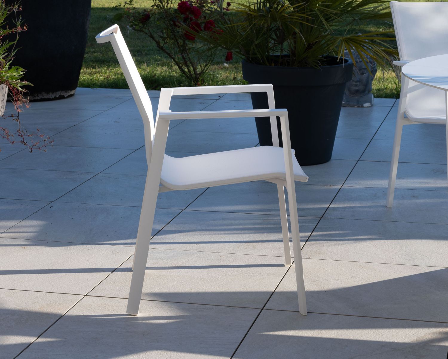Silla de jardín blanca de diseño, fabricada en aluminio y textilene «Campobello»