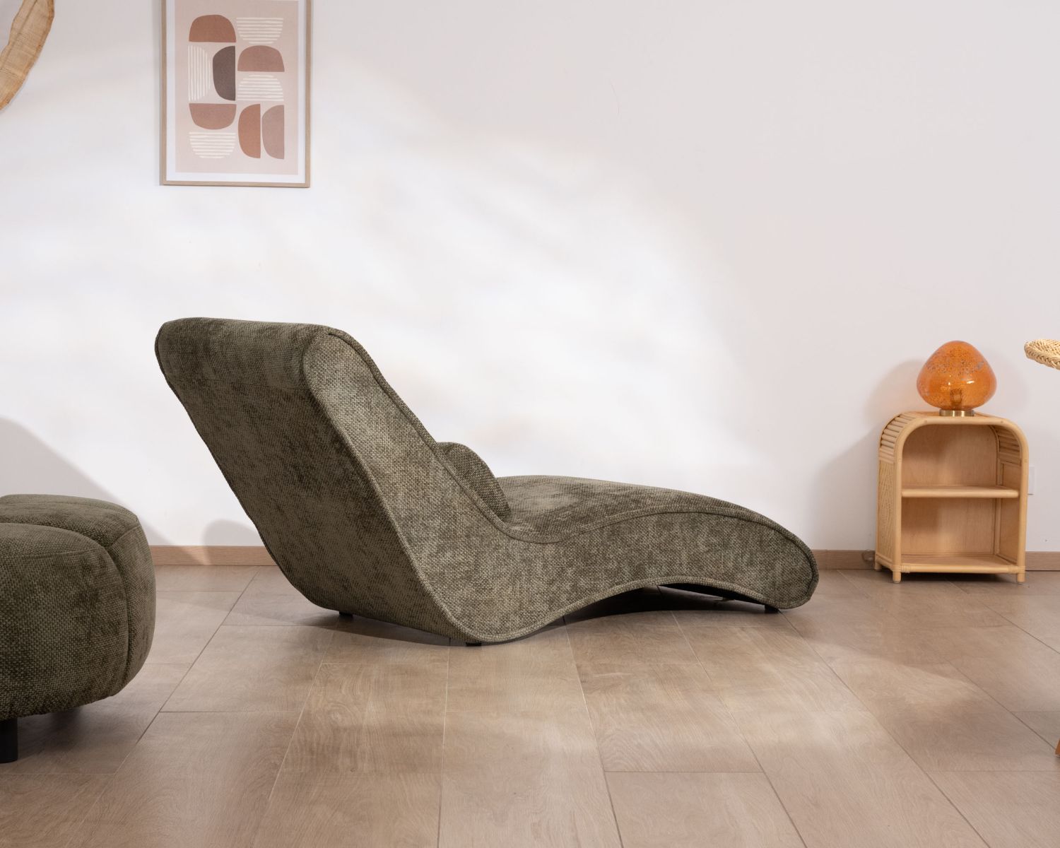 Tumbona de diseño para interior en tejido chenilla verde oscuro «Syltan»