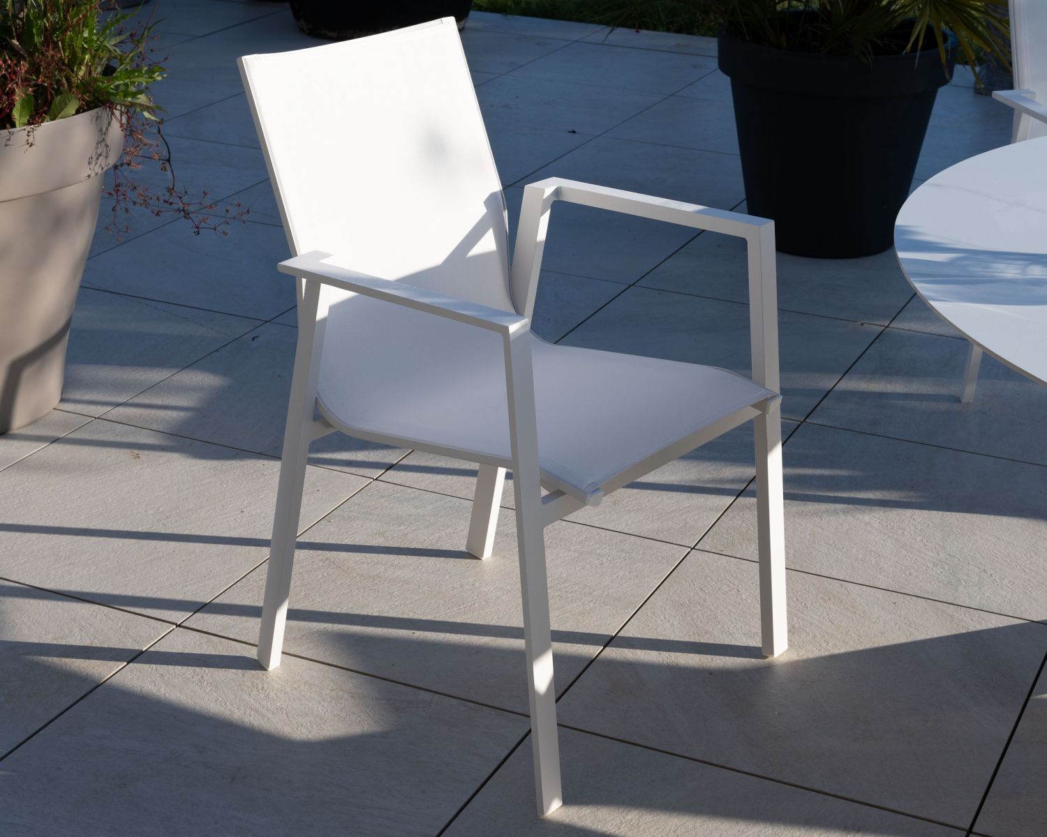 Silla de jardín blanca de diseño, fabricada en aluminio y textilene «Campobello»