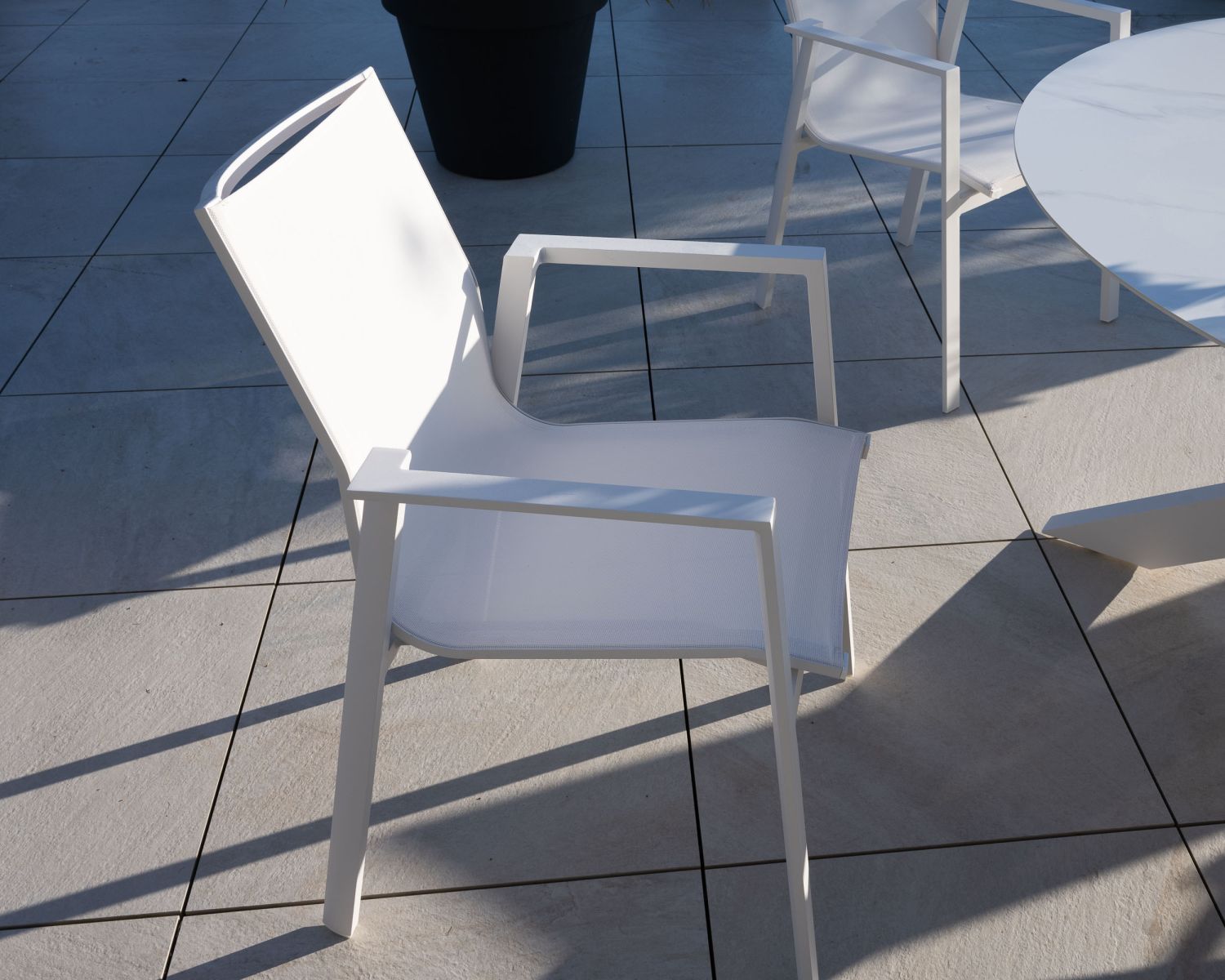 Silla de jardín blanca de diseño, fabricada en aluminio y textilene «Campobello»