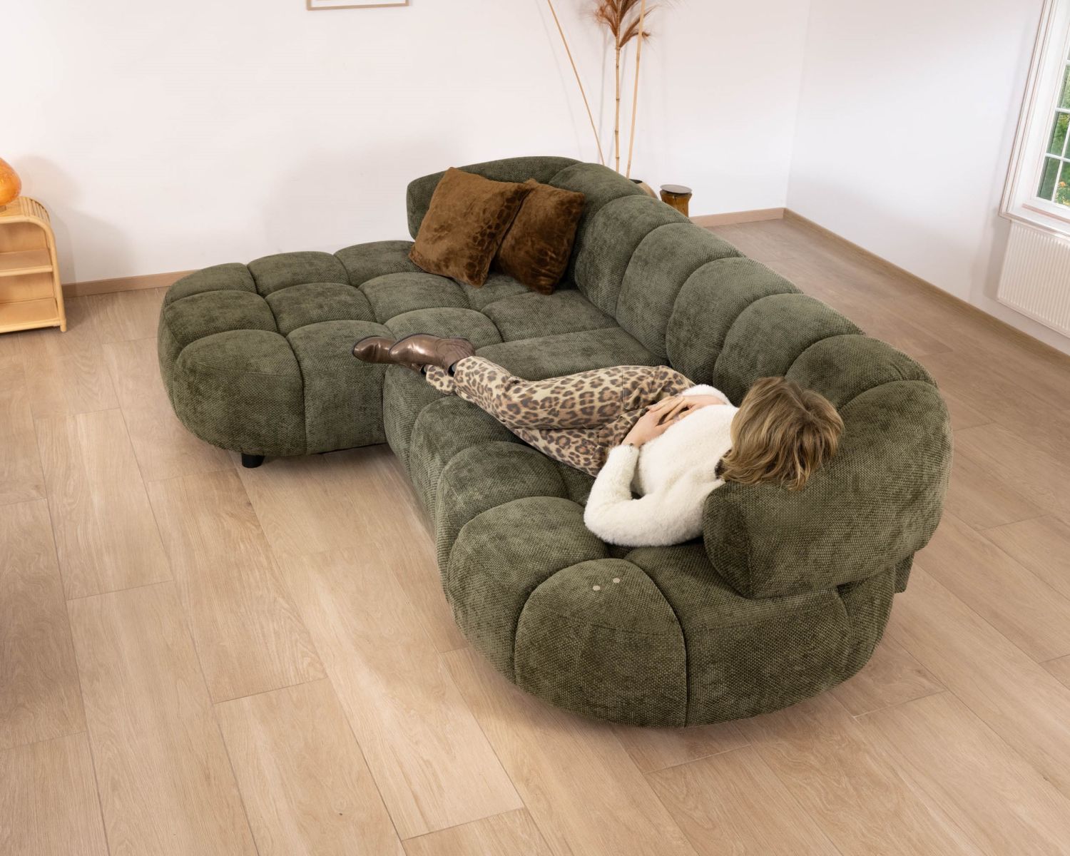 Sofá de tela verde con extensión eléctrica y chaise longue a la izquierda «Syltan»
