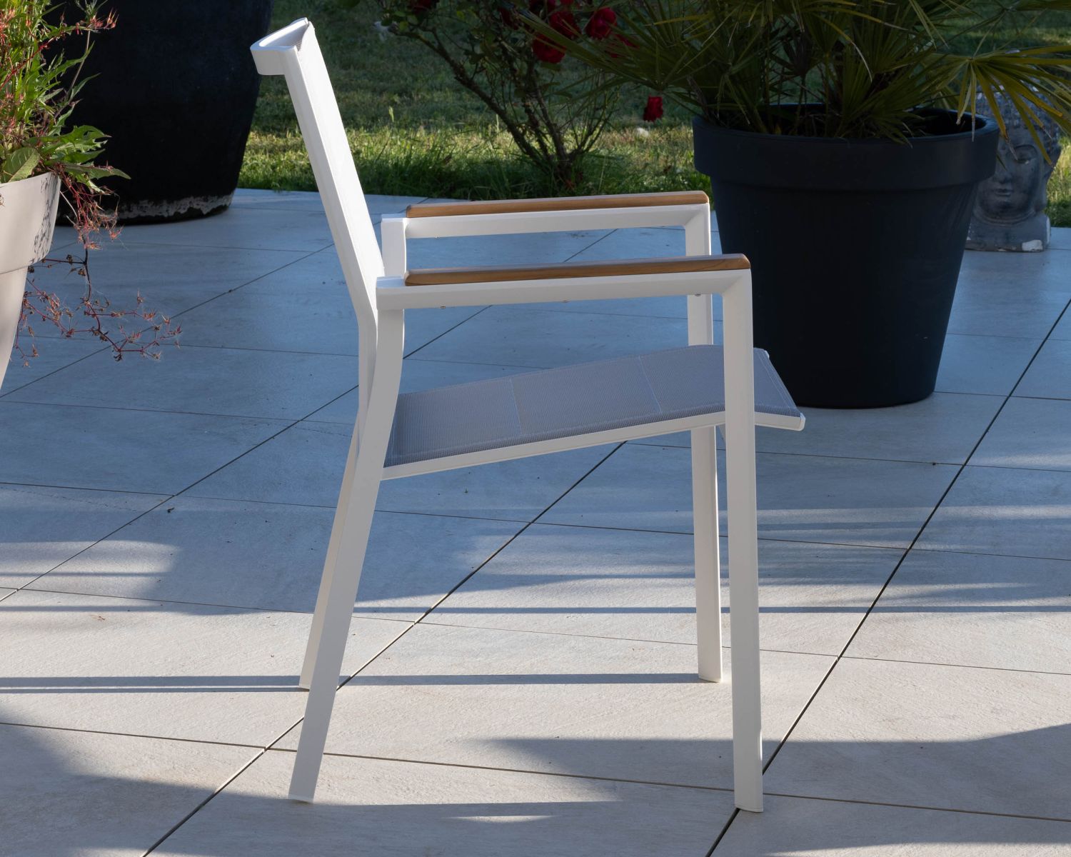 Silla de comedor de diseño especial para exterior «Dolce Vita», de aluminio blanco con reposabrazos de teca 