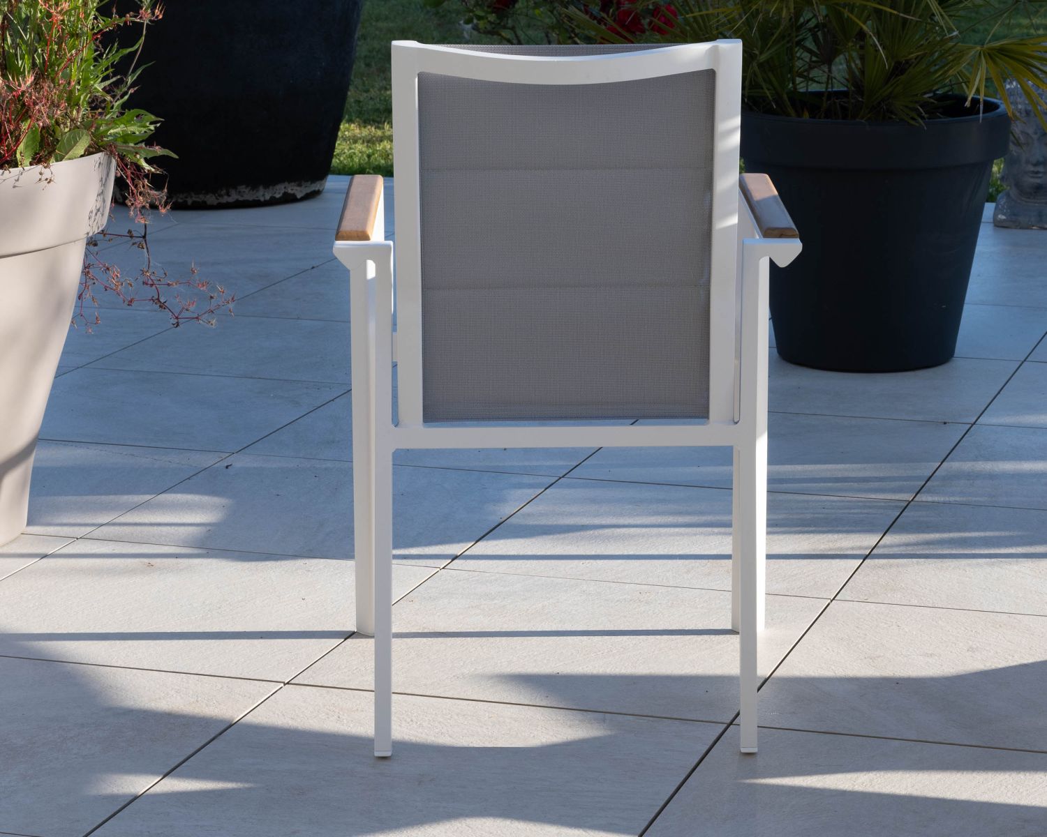 Silla de comedor de diseño especial para exterior «Dolce Vita», de aluminio blanco con reposabrazos de teca 