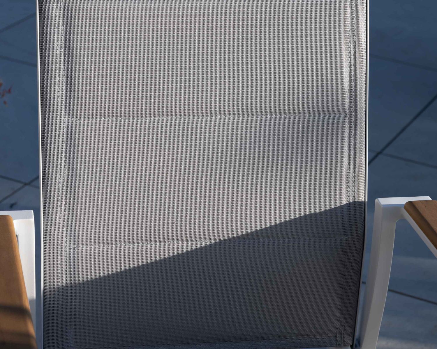 Silla de comedor de diseño especial para exterior «Dolce Vita», de aluminio blanco con reposabrazos de teca 