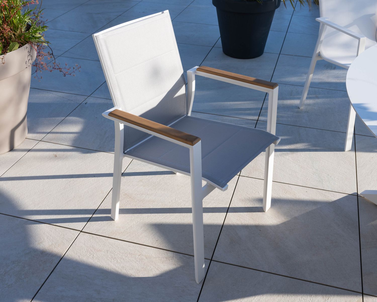 Silla de comedor de diseño especial para exterior «Dolce Vita», de aluminio blanco con reposabrazos de teca 