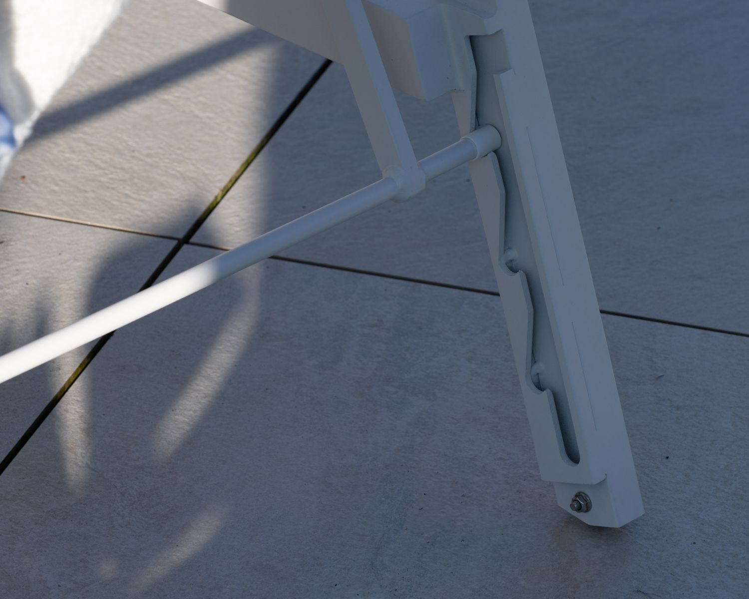 Tumbona gris con reposabrazos de teca «Dolce Vita» de aluminio blanco
