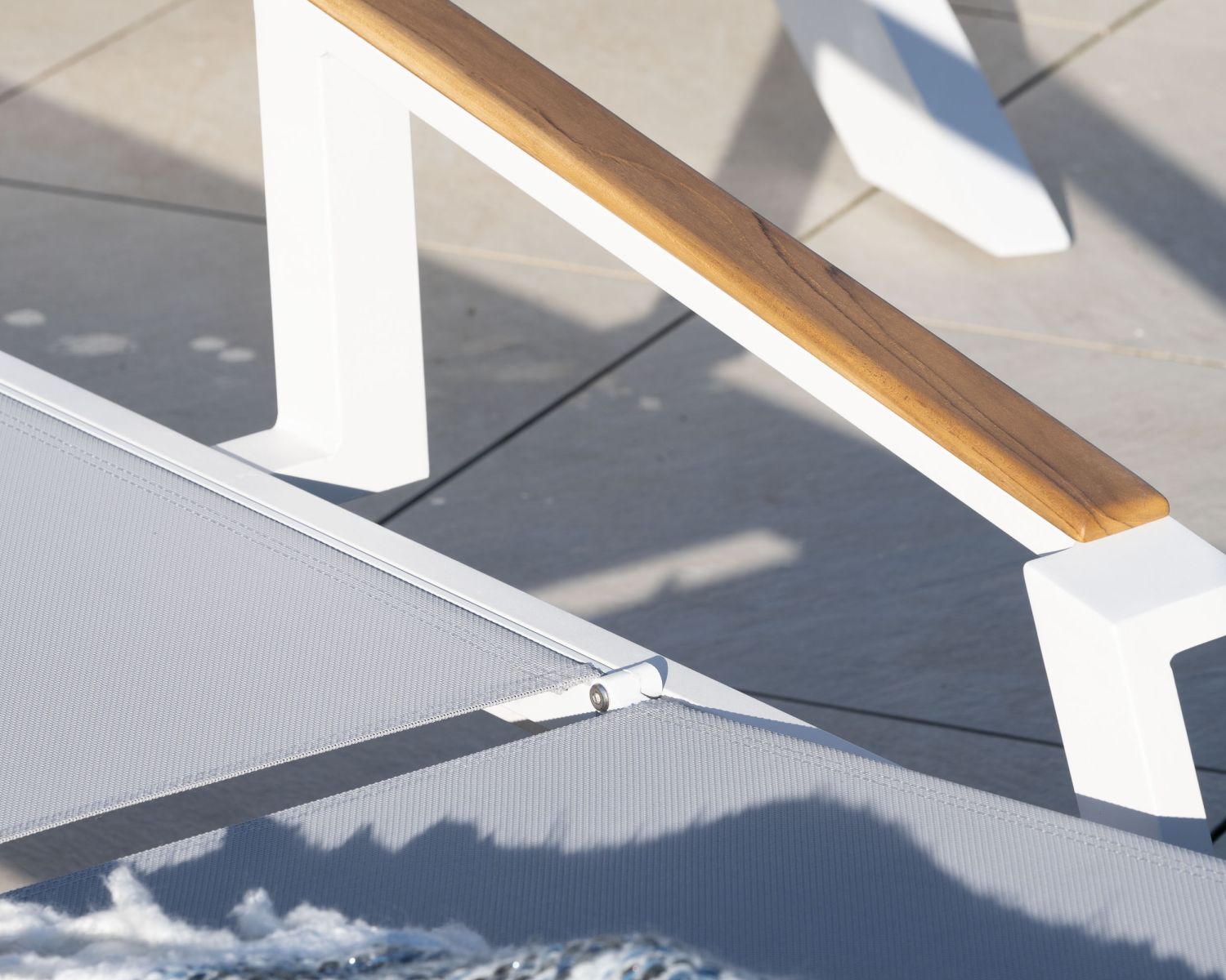 Tumbona gris con reposabrazos de teca «Dolce Vita» de aluminio blanco