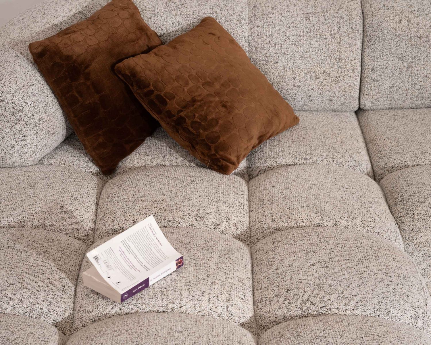 Sofá con extensión eléctrica y chaise longue «Syltan», en tejido de trama color blanco roto, ultracómodo