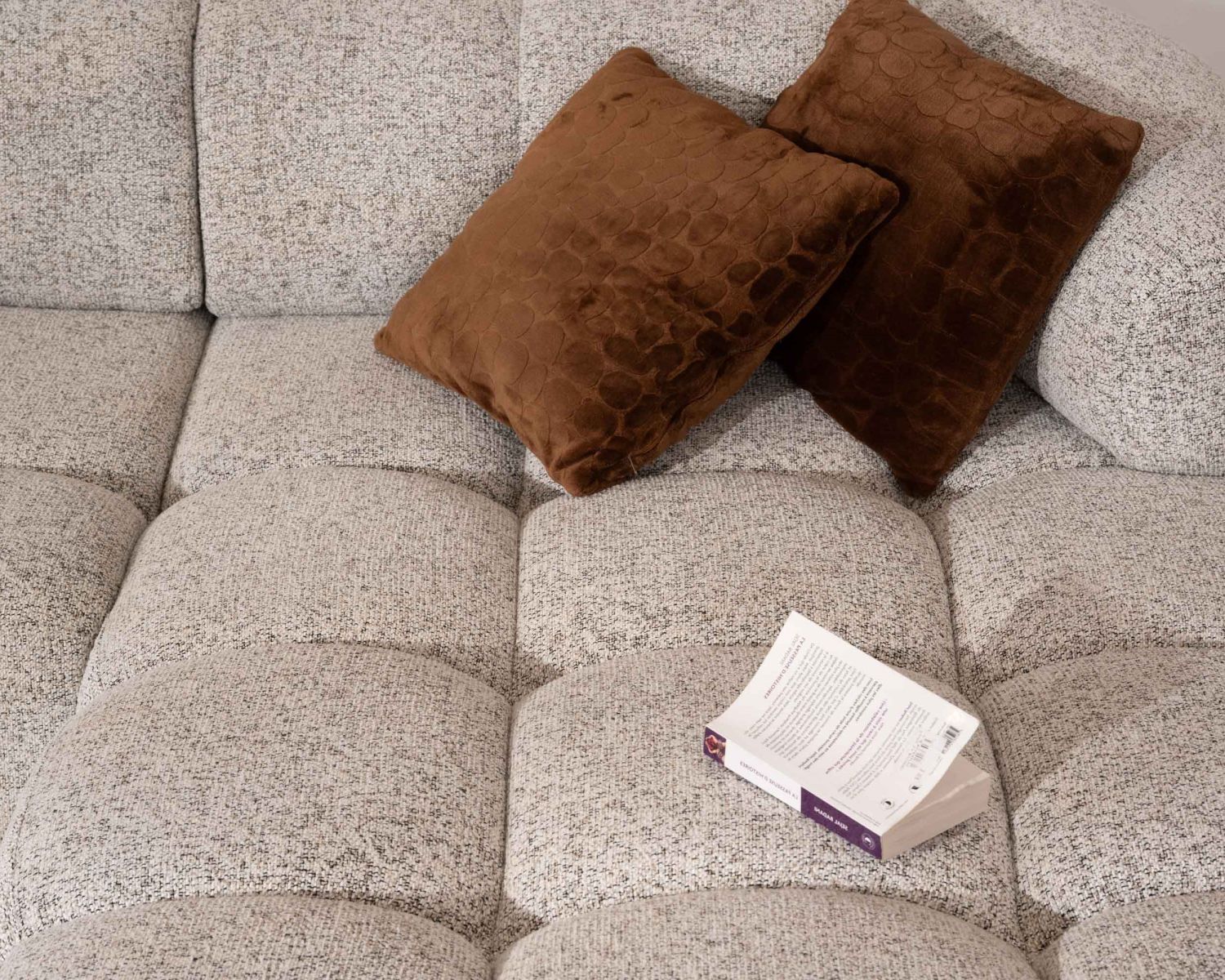Sofá con asiento eléctrico y chaise longue a la derecha «Syltan», en tejido blanco roto con trama