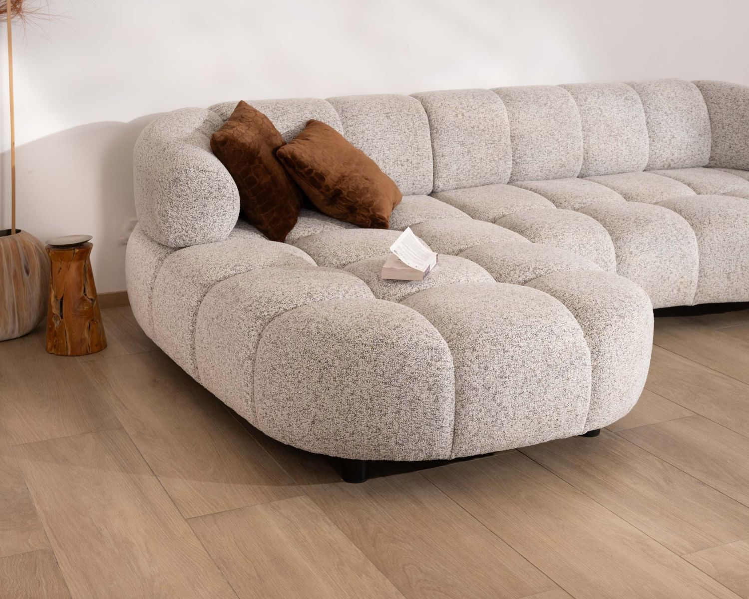 Sofá con extensión eléctrica y chaise longue «Syltan», en tejido de trama color blanco roto, ultracómodo