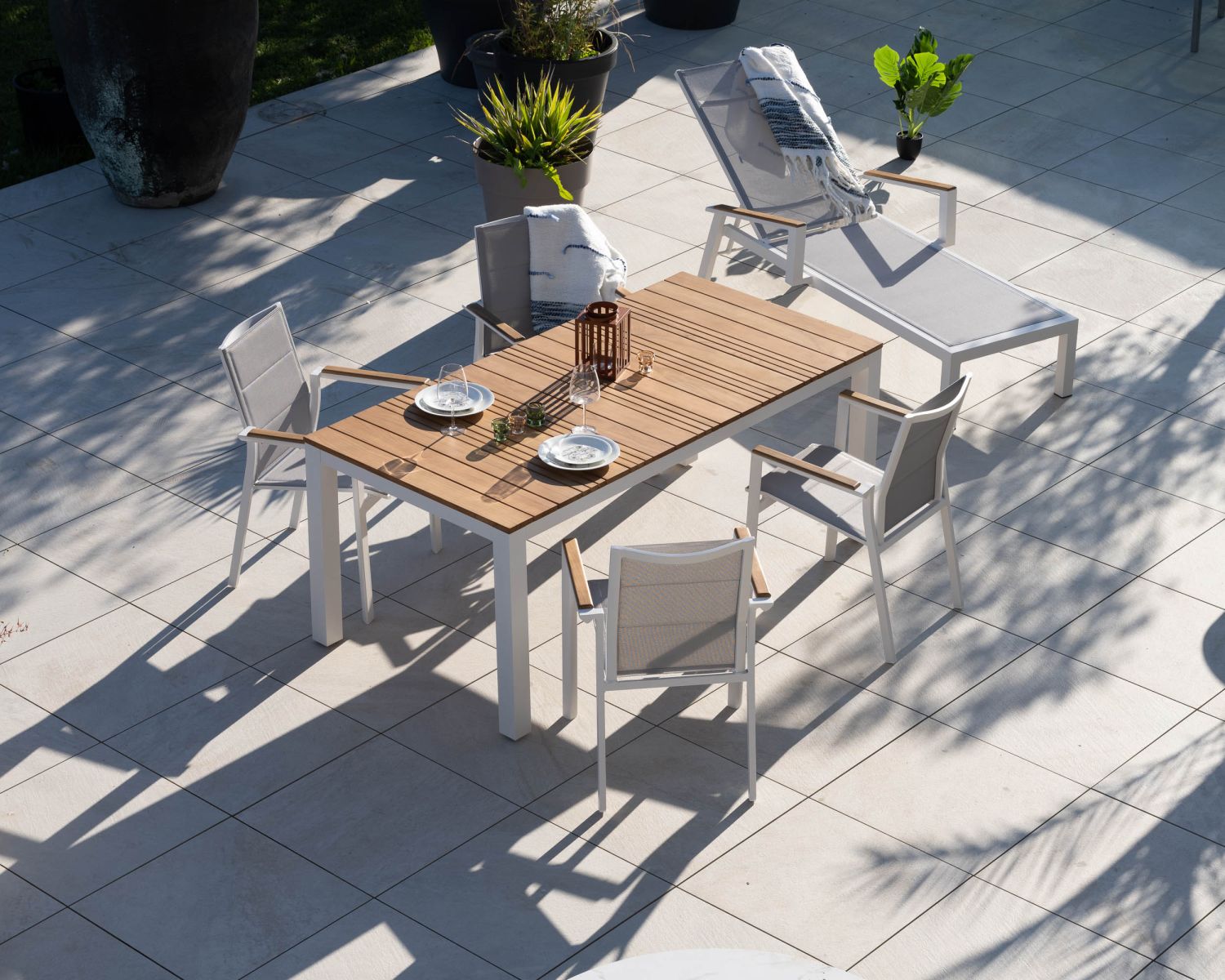 Mesa grande de comedor para exterior de aluminio blanco y teca «Dolce Vita», 220 cm