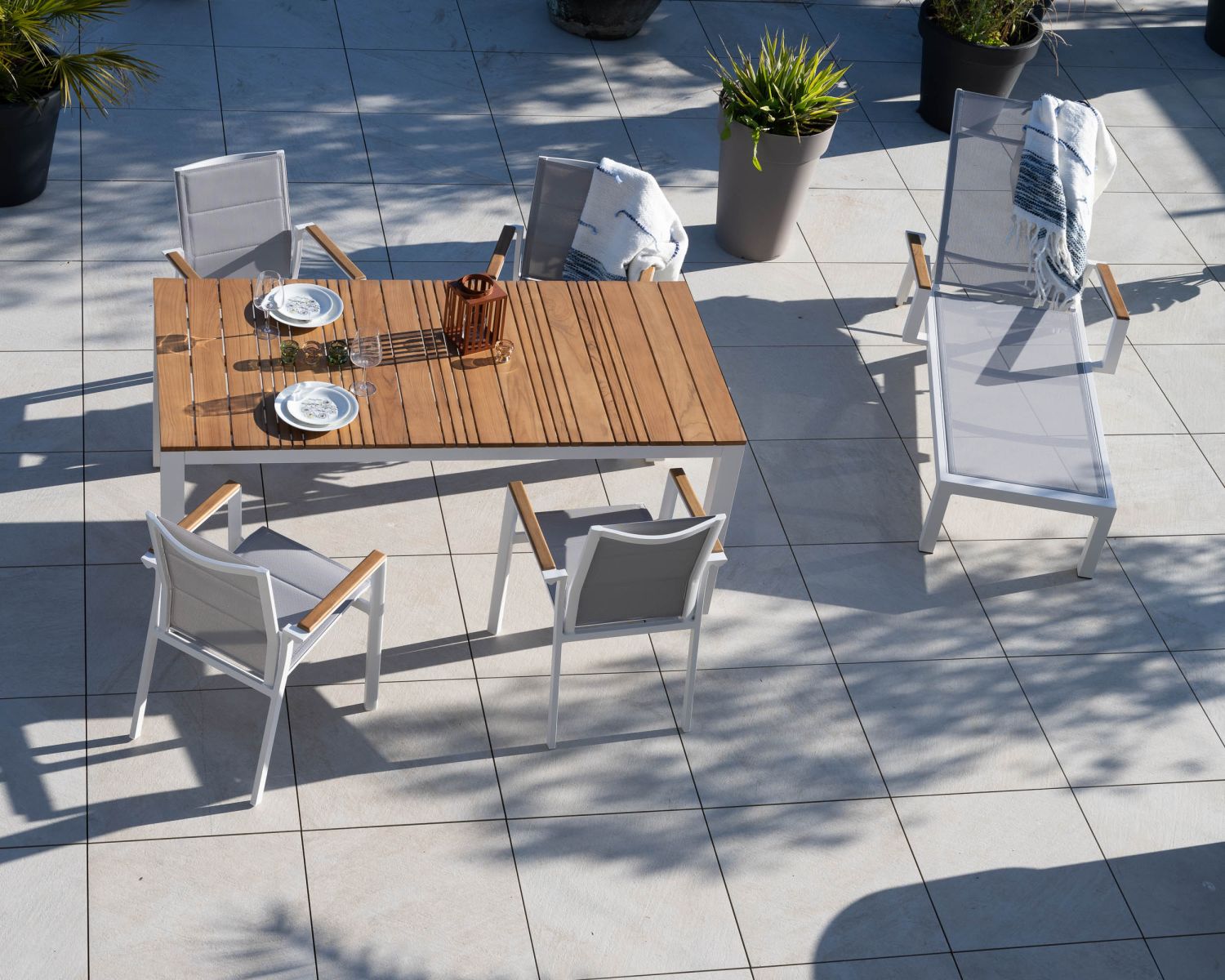 Mesa grande de comedor para exterior de aluminio blanco y teca «Dolce Vita», 220 cm