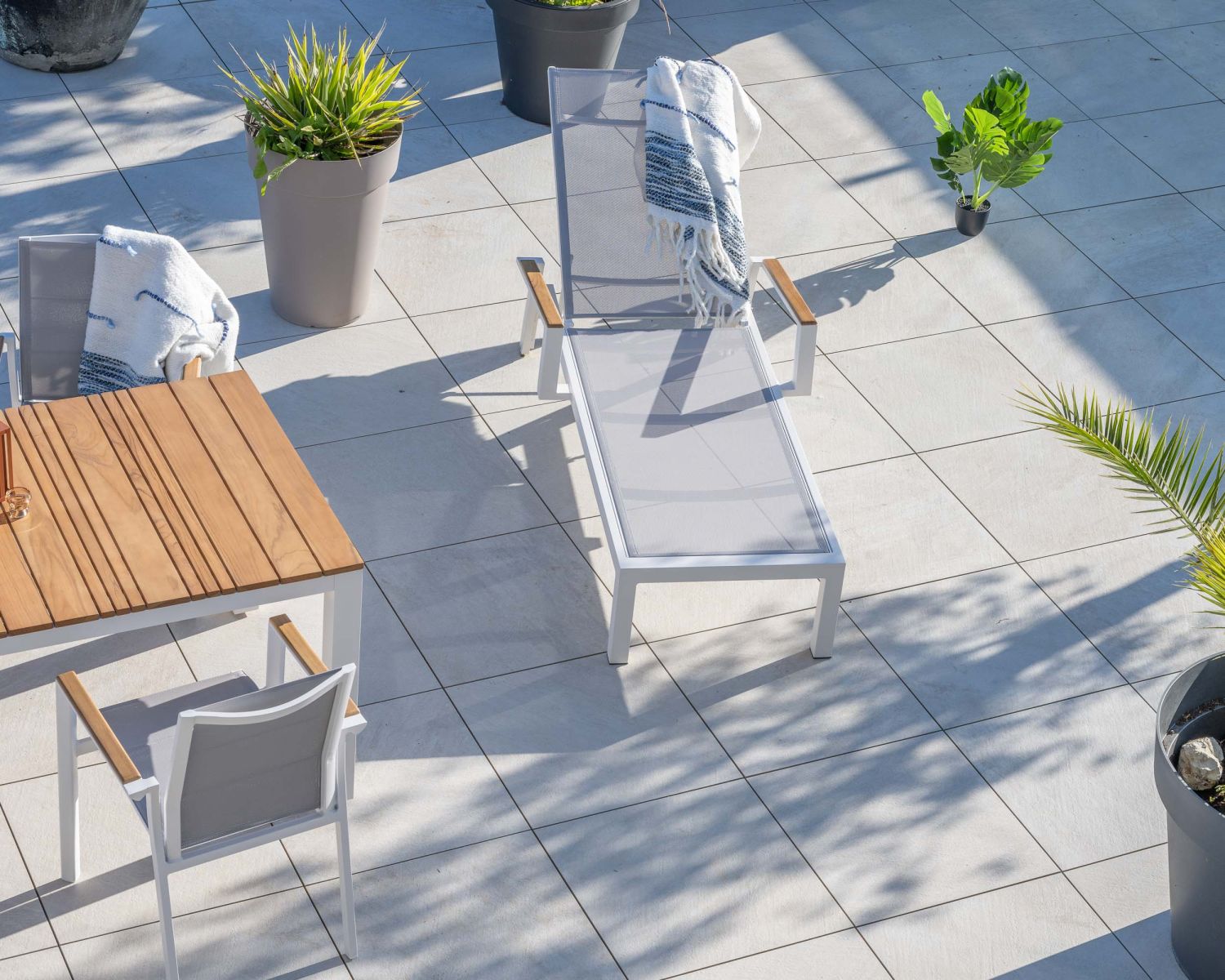 Tumbona gris con reposabrazos de teca «Dolce Vita» de aluminio blanco