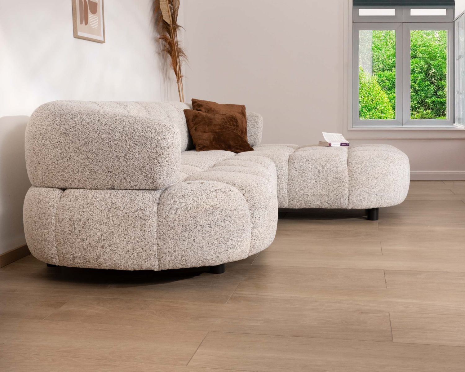 Sofá con asiento eléctrico y chaise longue a la derecha «Syltan», en tejido blanco roto con trama