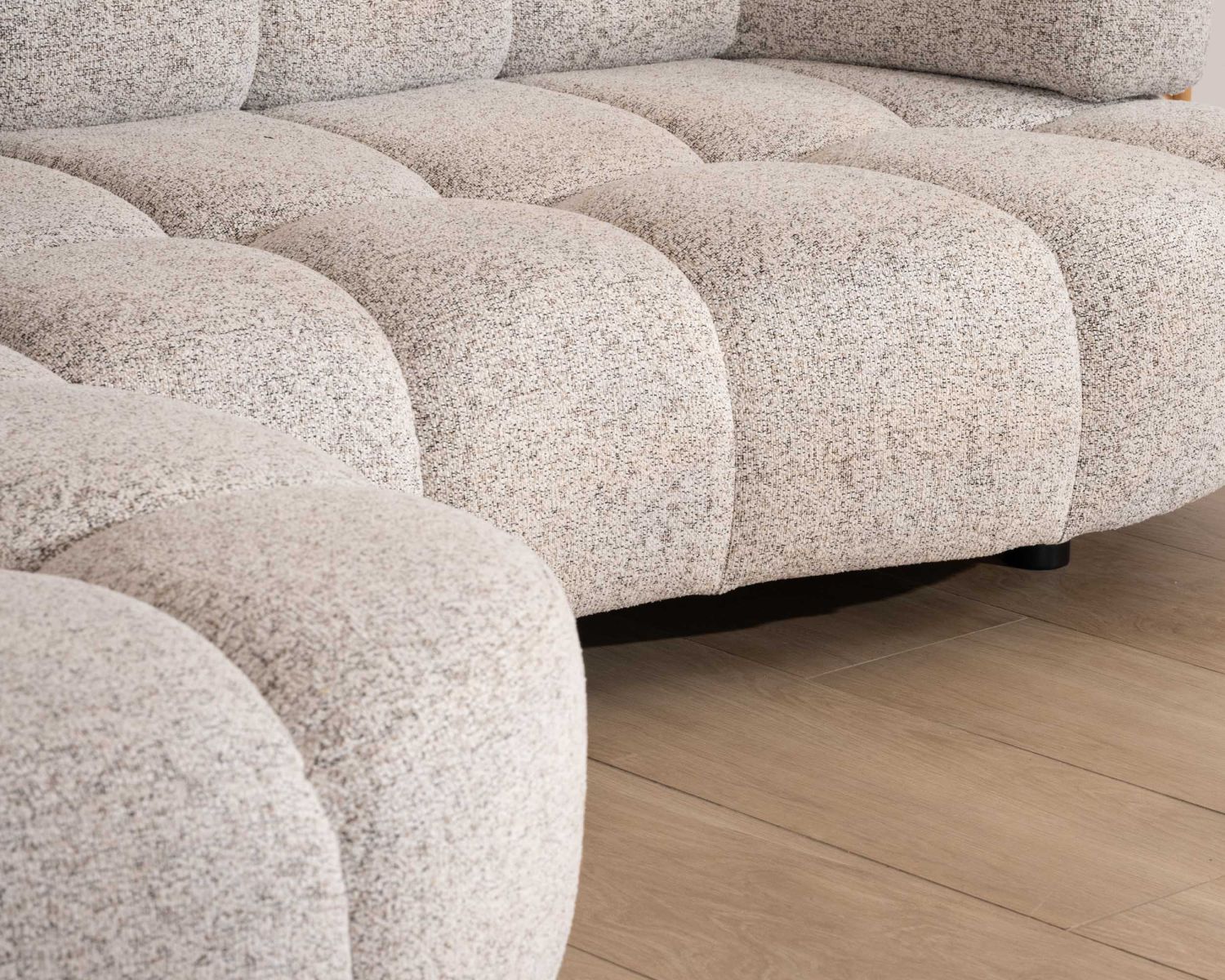 Sofá con extensión eléctrica y chaise longue «Syltan», en tejido de trama color blanco roto, ultracómodo