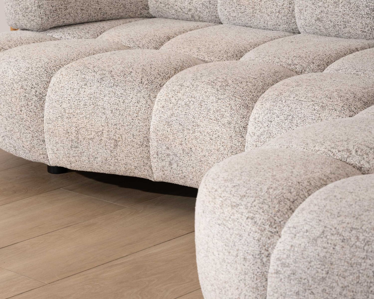 Sofá con asiento eléctrico y chaise longue a la derecha «Syltan», en tejido blanco roto con trama
