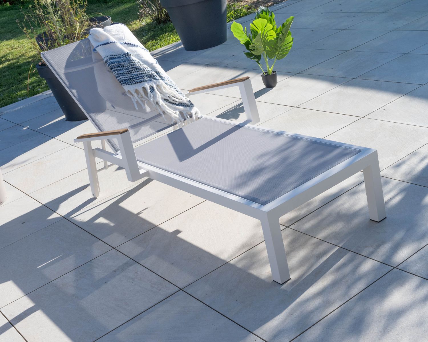 Tumbona gris con reposabrazos de teca «Dolce Vita» de aluminio blanco