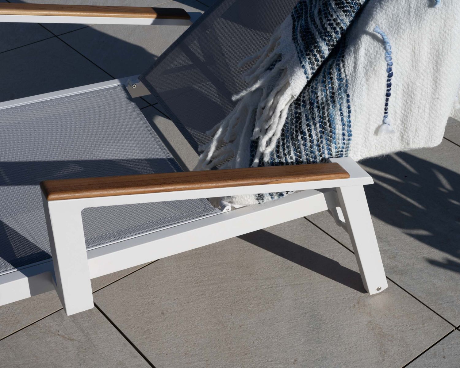 Tumbona gris con reposabrazos de teca «Dolce Vita» de aluminio blanco