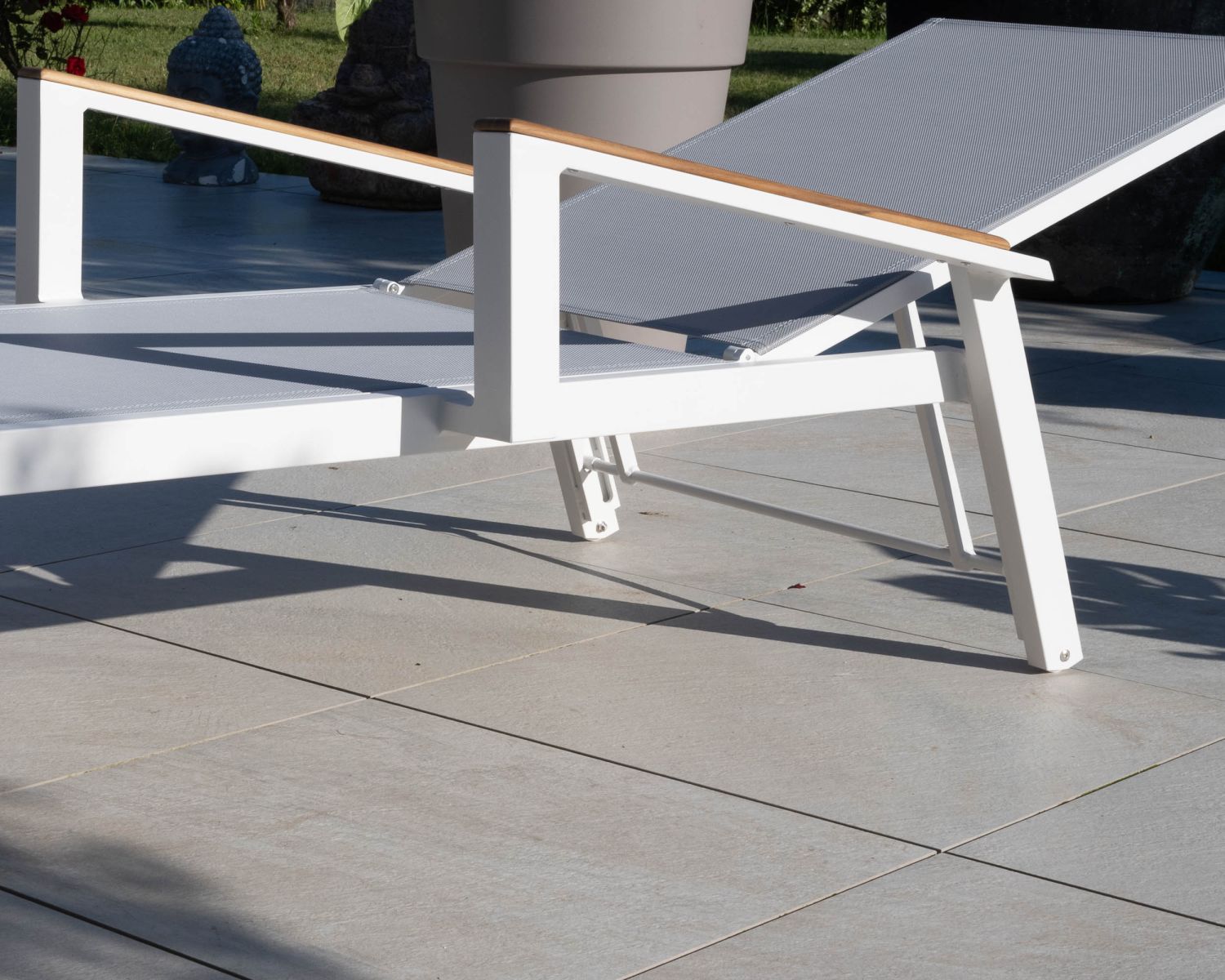 Tumbona gris con reposabrazos de teca «Dolce Vita» de aluminio blanco
