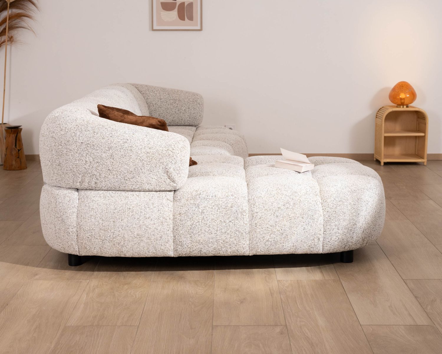 Sofá con extensión eléctrica y chaise longue «Syltan», en tejido de trama color blanco roto, ultracómodo