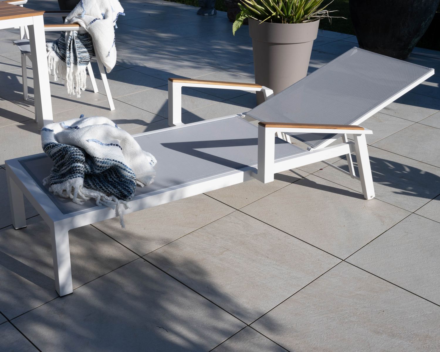 Tumbona gris con reposabrazos de teca «Dolce Vita» de aluminio blanco