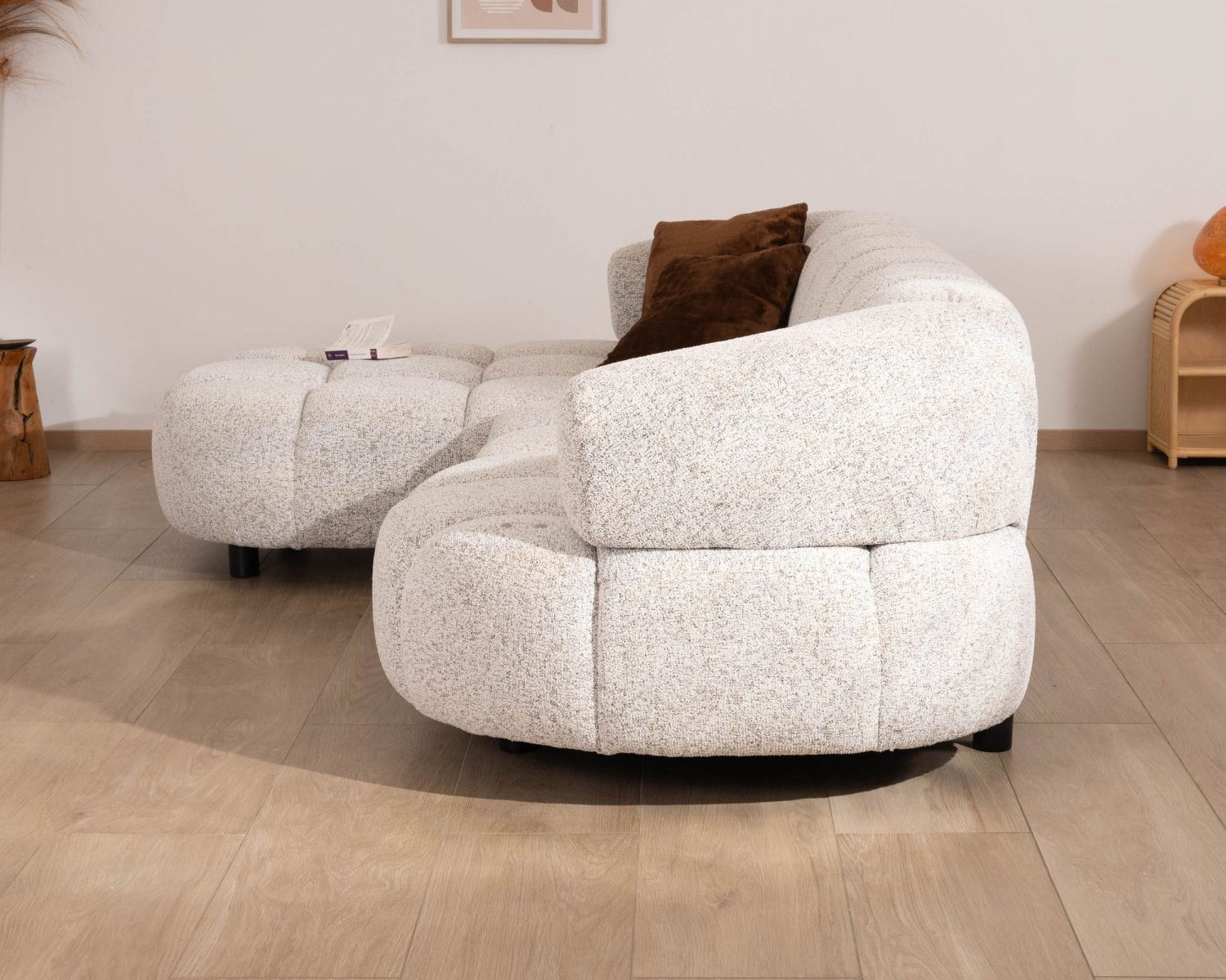 Sofá con extensión eléctrica y chaise longue «Syltan», en tejido de trama color blanco roto, ultracómodo