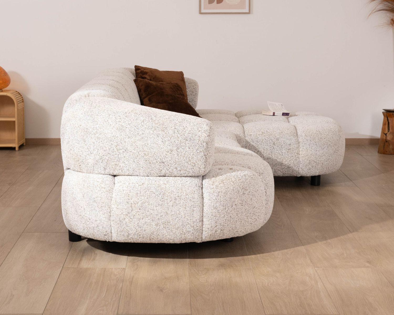 Sofá con asiento eléctrico y chaise longue a la derecha «Syltan», en tejido blanco roto con trama