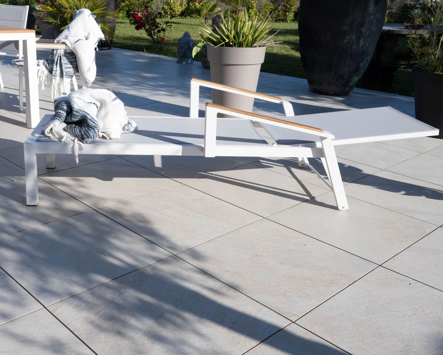 Tumbona gris con reposabrazos de teca «Dolce Vita» de aluminio blanco