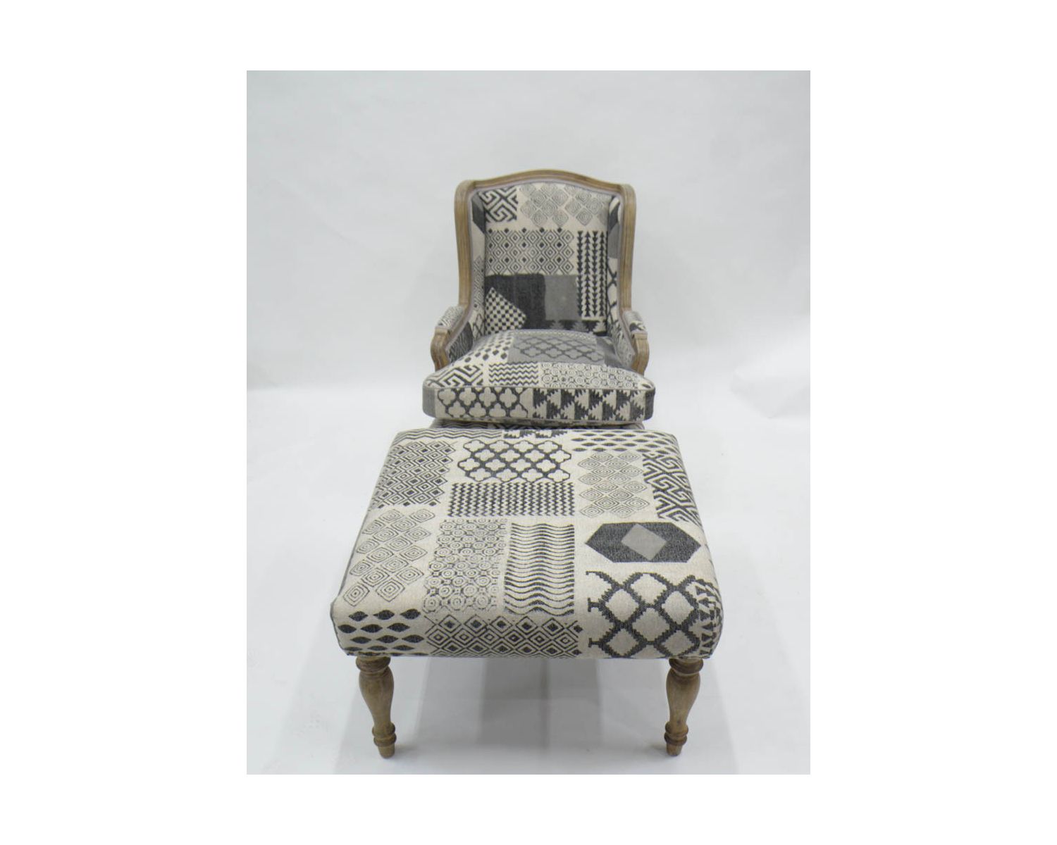 Reposapiés gris con diseño de patchwork y patas de madera natural «Sofía»