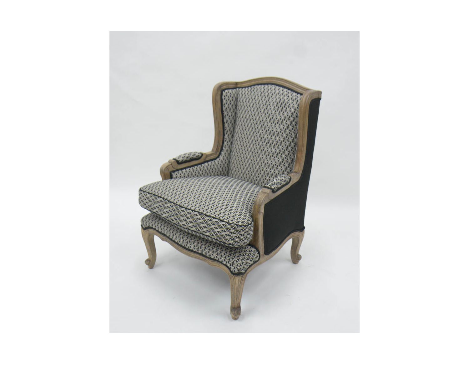 Sillón bergère «Sofía» de madera maciza y tela blanca y negra con rombos