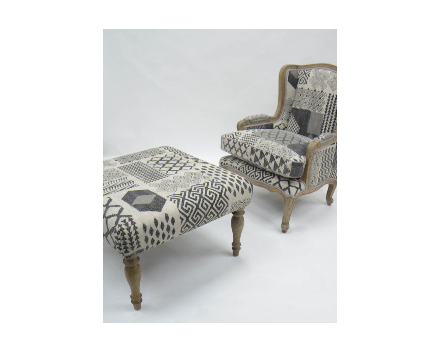 Reposapiés gris con diseño de patchwork y patas de madera natural «Sofía»
