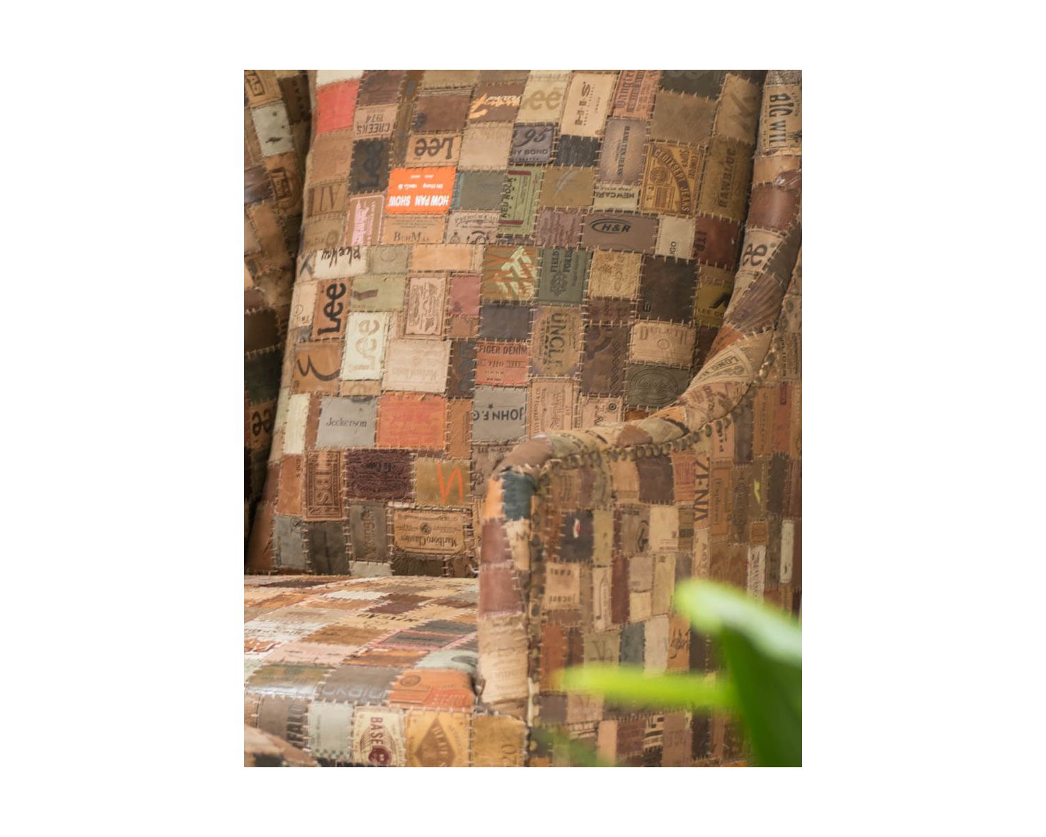 Sillón bergère 100 % único, de tela reciclada y madera «Pop Vintage»